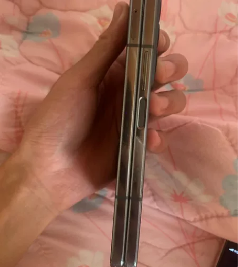三星fold 4韩版便宜出 感兴趣的话点“...