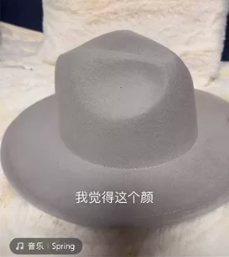 浅灰色羊毛呢礼帽，搭配深色浅色大衣都可以，...