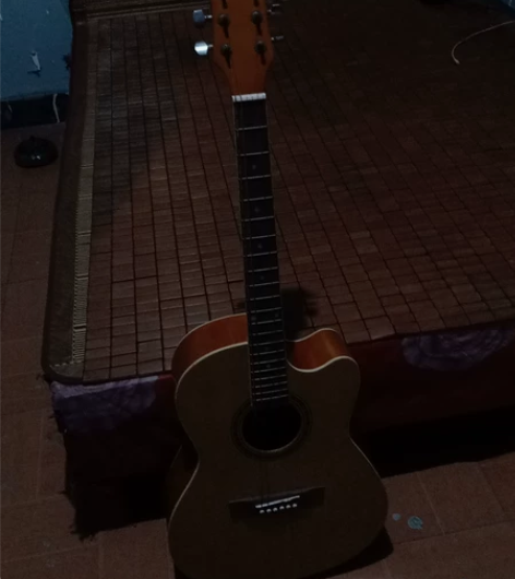 亚特斯，民遥吉他一把，(桃木材料)，可驱鬼...