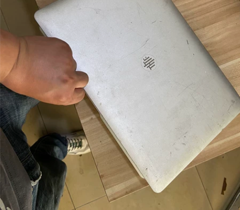 清华同方笔记本，触摸板电池坏，充电器非原装...