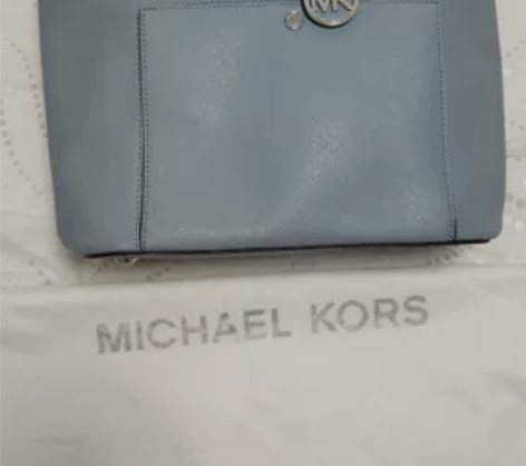 正品MK大号手提包，淡淡蓝色，很优雅。包也...