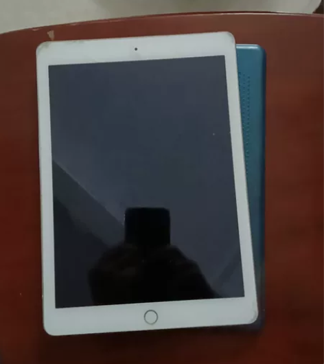 卖掉家里一个闲置多年的iPad。屏幕摔坏了...