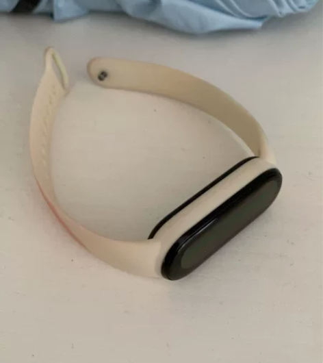 小米手环6 9成新 两个表带充电器几乎全新...