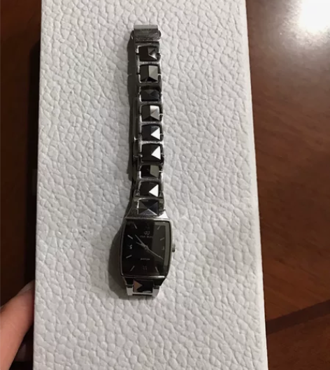 天王手表,刚换新电池100元。 感兴趣的话...