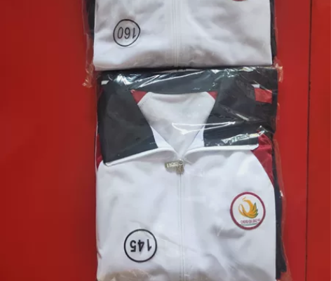 揭东区冬季校服2套，145码和160码。一...