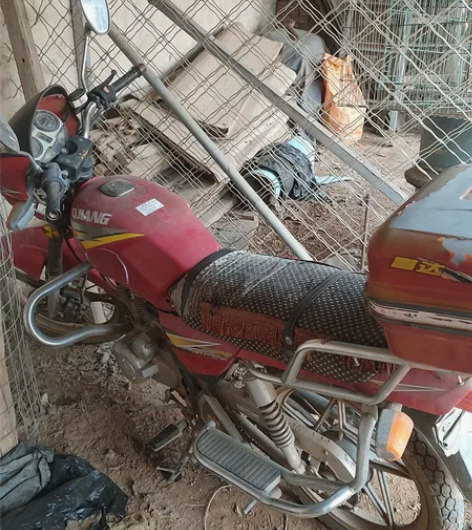 宗申力之星摩托车在家闲置了，懒得擦洗如图，...