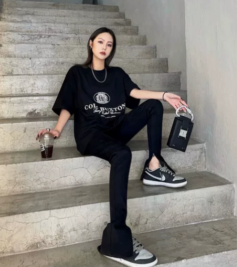 Aaakane 拉链开叉高腰黑色牛仔裤女春...