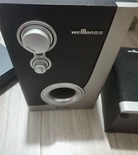 电脑音箱一套，麦克风、鼠标、摄像头，都好用...