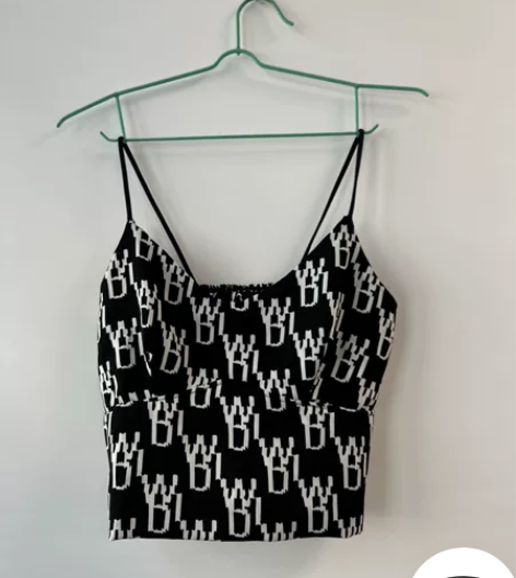 黑色字母元素吊带背心 内搭配黑色打底衫好看...