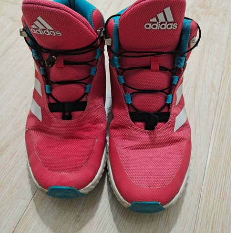 阿迪，二手物品，新旧如图，正品。 感兴趣的...