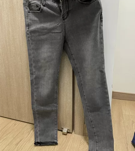 灰色紧身牛仔裤 实体店买的，仅试穿，因为一...
