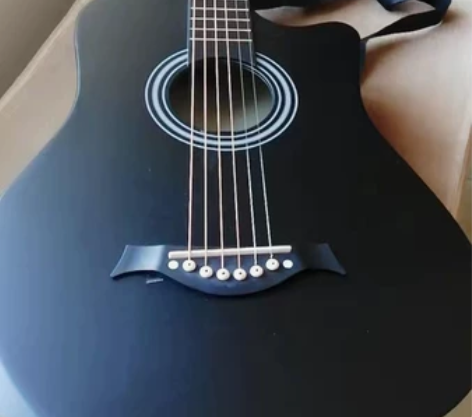 吉他全新出手我男朋友自己花900买了一个吉...