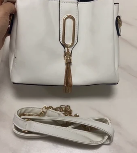 全新，瑕疵白色单肩包斜挎包女式（两边不对称...