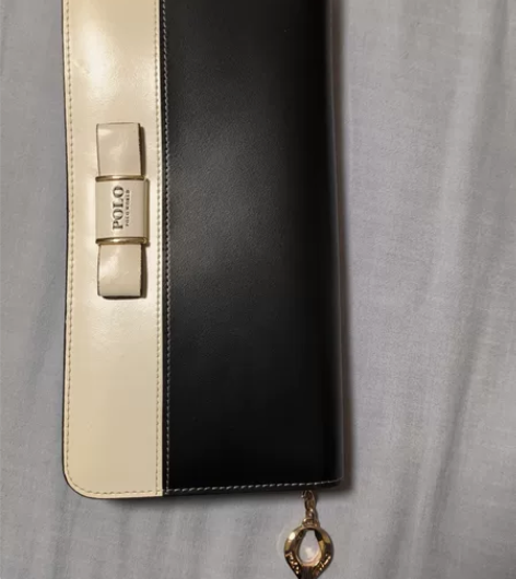 女士手拿钱包 不记得什么皮的