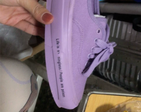 紫色帆布鞋全新 质量很好 感兴趣的话点“我...