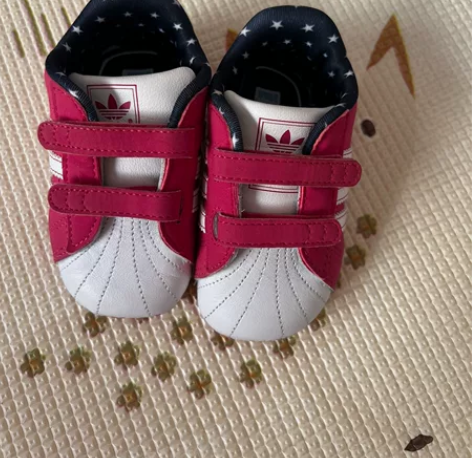 阿迪小软底鞋。我家宝实在太胖了 宝奶奶买的...