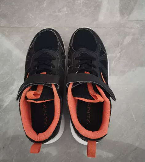 一双安踏，一双杂牌，穿着很舒服，鞋底软，没...