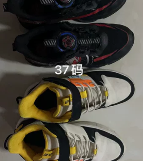 红色是安踏的,总共穿不到7.8次,黄白色不...