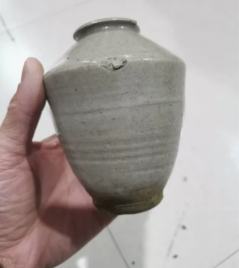 老陶罐，插花神器，口沿有嗑损，余完好。 感...