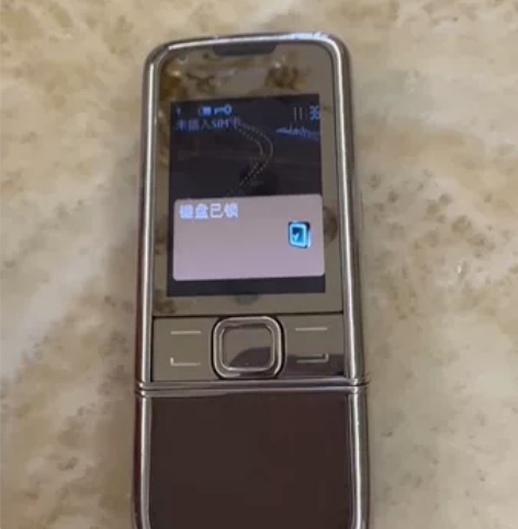 诺基亚8800黄金版，放了很多年了收拾出来...