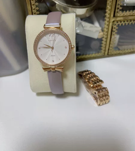 ?飞亚达女士手表，只带过一次，保修卡在，附...