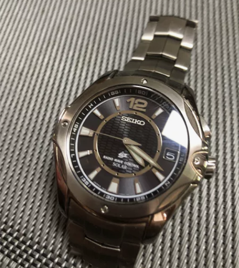 精工钛合金电波表，太阳能充电，100米锁把...