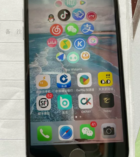 苹果8 屏幕一条黑线看图，美版卡贴的64g...
