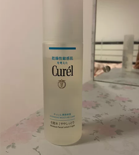 珂润化妆水1号，适合混油皮，沙漠干皮有点不...