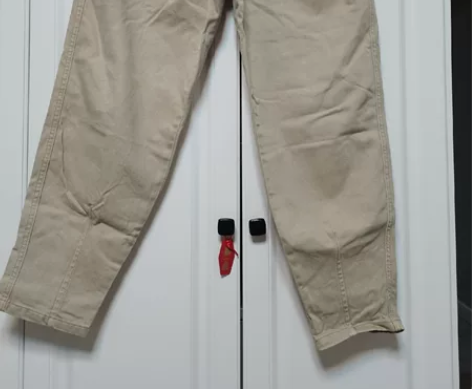 Bershka卡其色工装裤，相当于26。本...