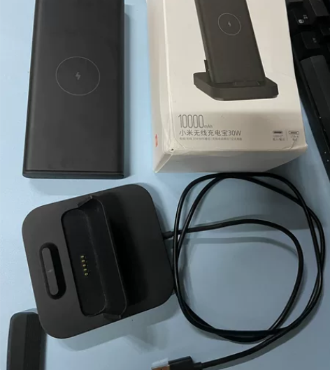 小米30w无线充电宝，85新，图二一处小掉...