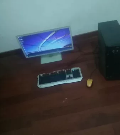 电脑一套带显视器没音响其他健盘鼠标都齐全看...