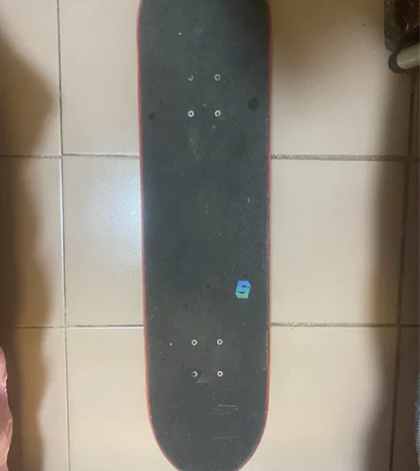 DBH自用滑板 用了没多久 背面有磨损 买...