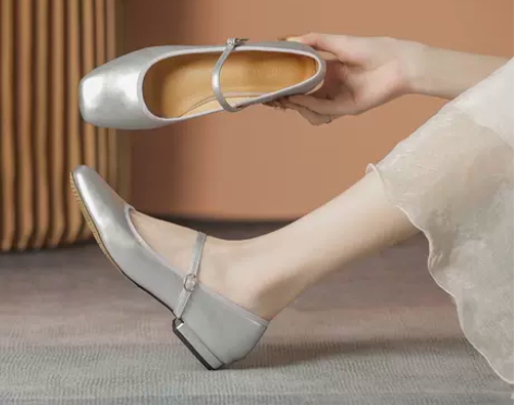 银色玛丽珍鞋 39码 穿过一次 在闲置了 ...