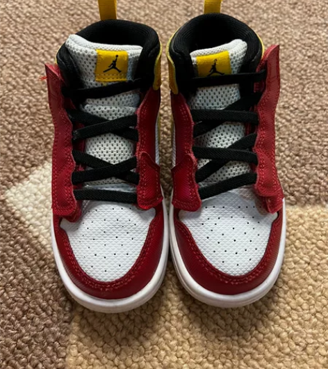 儿童乔丹魔术贴 9c 鞋头部分有点开线 不...