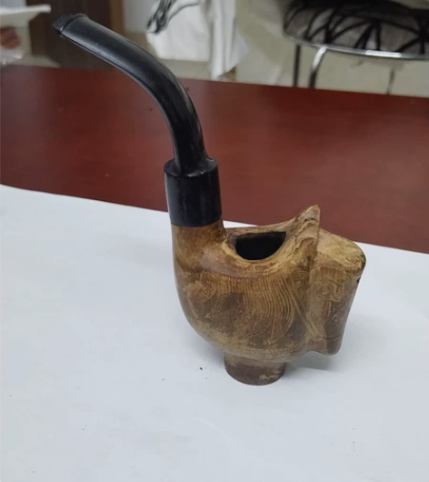 硬实木烟斗，13.5厘米。烟嘴根有处小裂，...