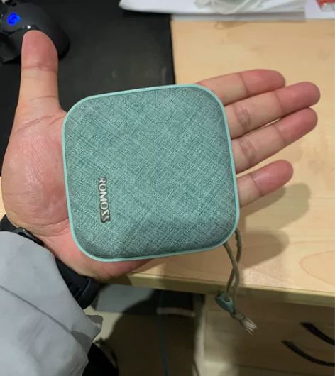罗马仕10000毫安充电宝。巴掌大，参数看...