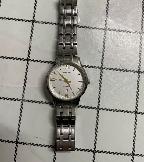 雷诺女士手表 姐姐送的  专柜两千左右购入...