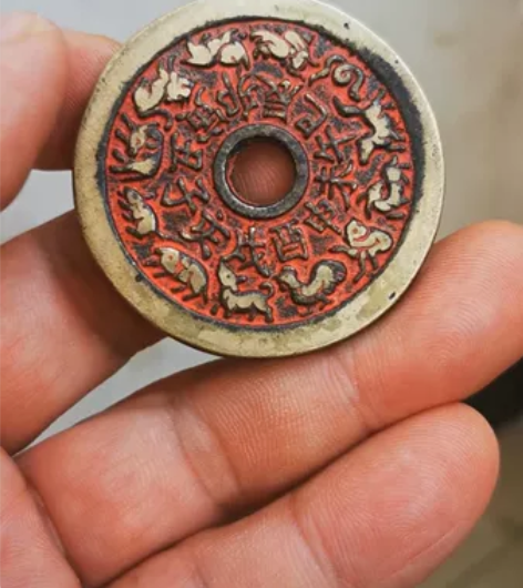 大姐家传的朱砂古钱拿来卖 清代十二生肖背八...