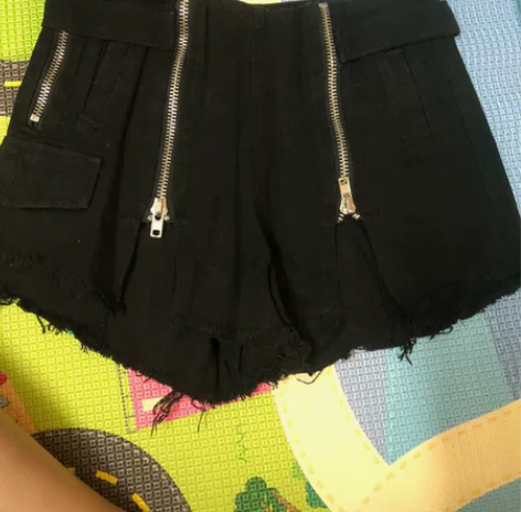 牛仔短裤，9成，S码 感兴趣的话点“我想要...