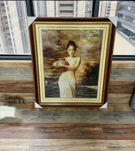 #少见的限量款 纯手工刺绣画《抱陶女》成品...