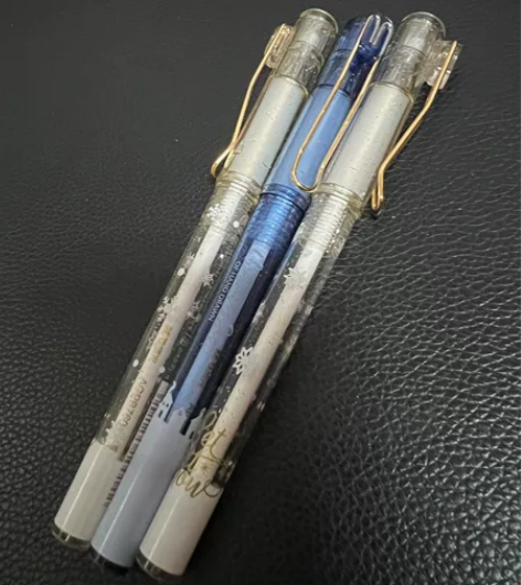 晨光速干中性笔，冰雪节限定款，笔杆两白一蓝...
