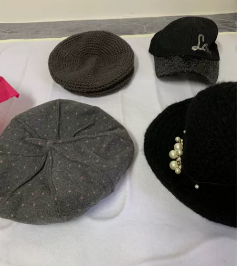 搬家出闲置四顶秋冬帽,灰色点点贝雷帽没有戴...