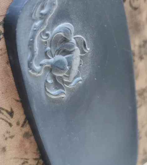 精品歙砚《莲花池》 材质：歙砚龙潭坑黑龙尾...