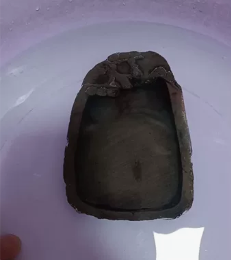 端砚，敲边砚宋坑 钢刀工，砚堂石纹自成图案...