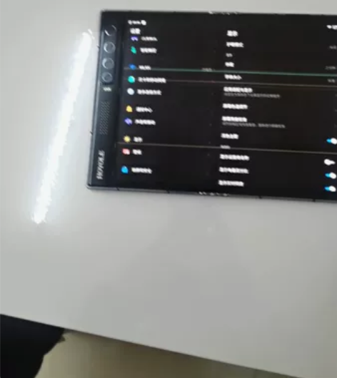 柔宇二代手机，屏幕有5条头发丝粗细的线，其...