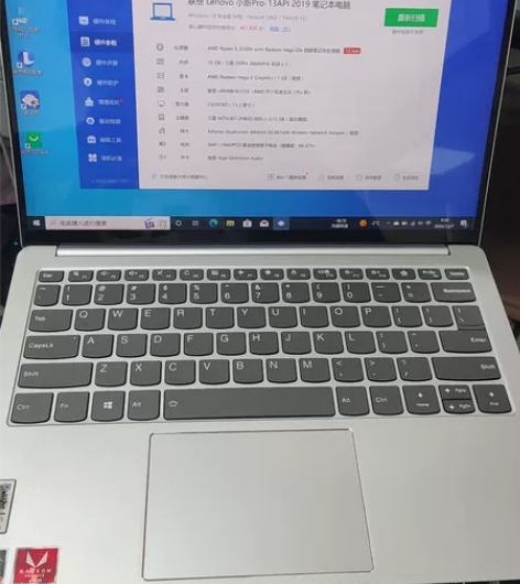 联想小新pro 13笔记本电脑 一个角有明...