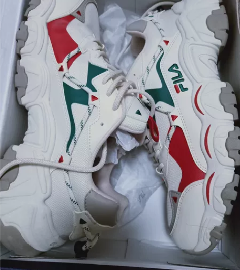 正品斐乐男款猫爪运动鞋42码，购于专柜。几...