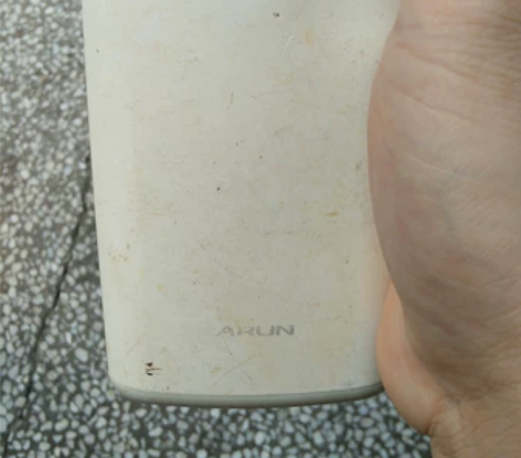 充电宝一个，按电源键亮灯，20000毫安的...