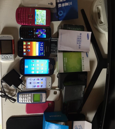 一些淘汰的老式的手机，有诺基亚和三星，都能...