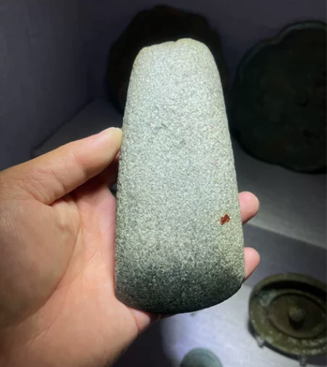 石器时代石斧一把，品相完美。刃口锋利保真包...